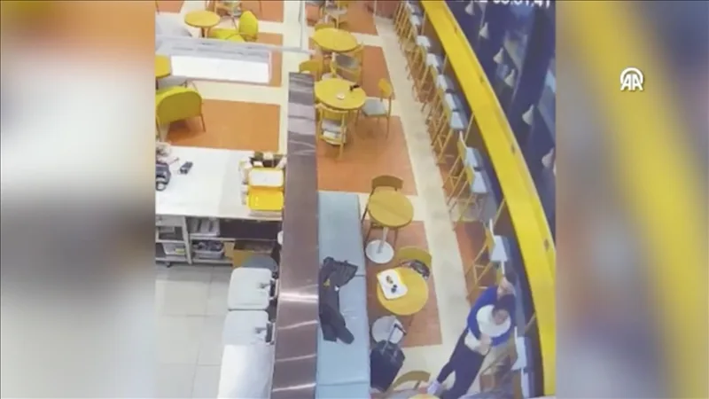 Женщину, у которой в аэропорту Стамбула застряла еда в горле, спасли с помощью маневра Геймлиха