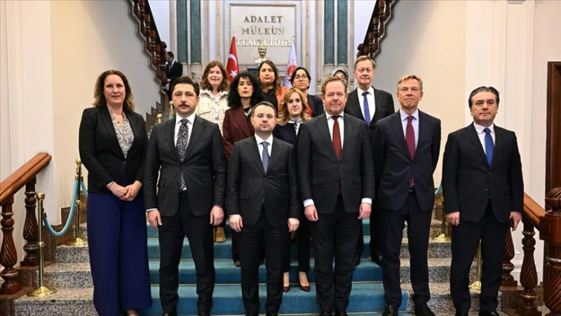 Министр юстиции Гюрлек встретился с министром юстиции и безопасности Нидерландов Ван Веелом