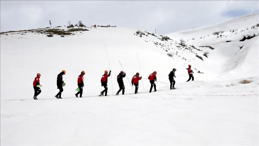 Formation intensive dans la neige pour une équipe bénévole de recherche et sauvetage afin d'intervenir en cas d'avalanches