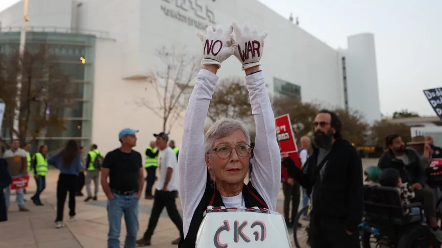 텔아비브에서 이스라엘인 한 단체가 반전 시위를 벌였다