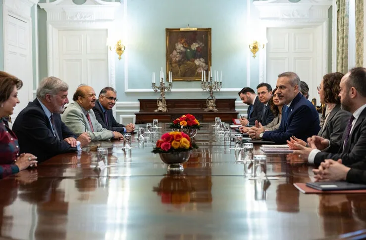 外交部长菲丹在英国会见了上议院和下议院议员