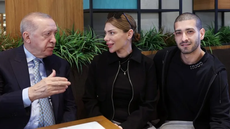 President Erdoğan vestles kodanikega ühes Beyoğlu kohvikus