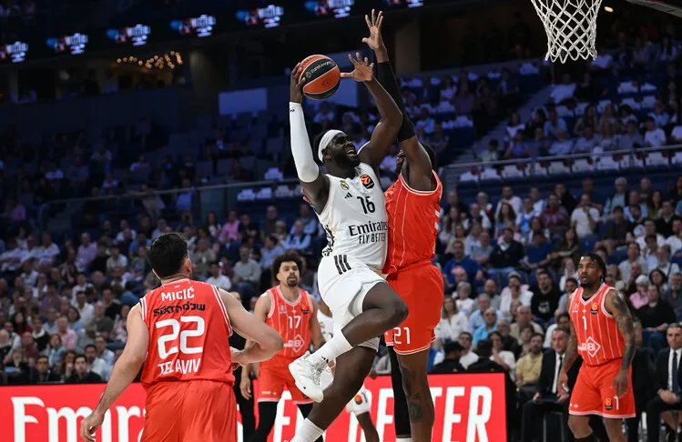 Real Madrid porazil Hapoel IBI Tel Aviv a postoupil do finálové čtyřky Evropské basketbalové ligy