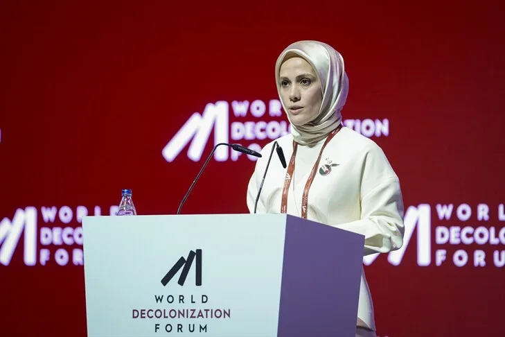 Esra Albayrak, przewodnicząca zarządu Fundacji Edukacji i Kultury NUN, zabrała głos podczas „World Decolonization Forum”